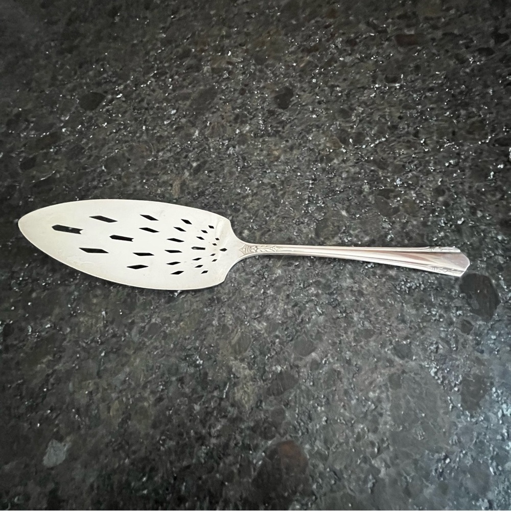 William Rogers Oneida Malibu Silver Plate Pierced Pie Server 1934